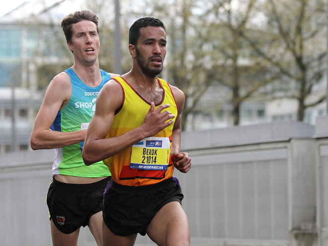 Mohamed Berok met Nick Van Peborgh achter hem tijdens de Ten Miles in Antwerpen. - Foto: Peter Wagemnas