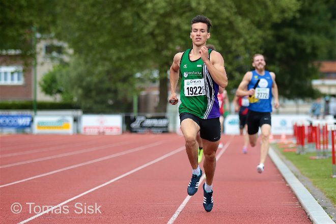 Seppe Thys gaat in Lokeren op zoek naar een mooie tijd op de 400 meter. - Foto: Tomas Sisk