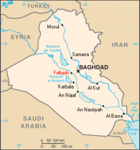 In het rood is Fallujah aangeduid, waar momenteel hevig gevochten wordt. Vijftig kilometer meer naar het Oosten zie je de hoofdstad Bagdad.