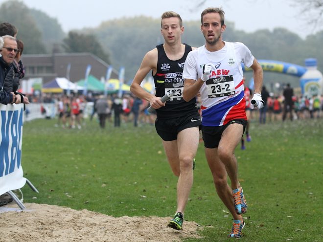 Jeroen D'hoedt met in zijn spoor trainingsmakker RIken Ost tijdens de CrossCup Relays - Foto: Peter Wagemans