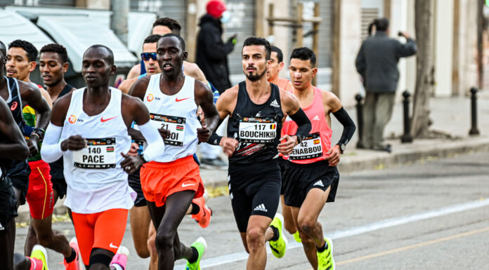 Soufiane Bouchikhi gokt en verliest op marathon van Valencia