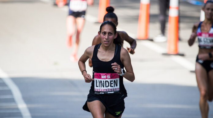 Desiree Linden duikt als eerste vrouw ooit onder drie uur op 50 kilometer