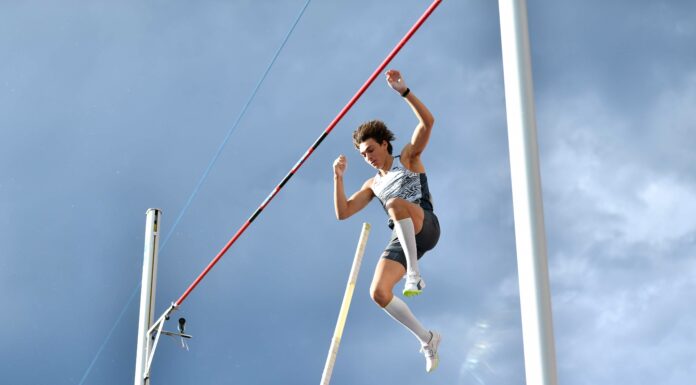 Ongelofelijk! Mondo Duplantis zweeft bij seizoensopener naar nieuw WERELDRECORD