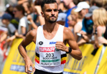 Soufiane Bouchikhi zegeviert op NN Egmond Halve Marathon