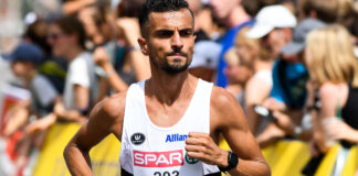 Soufiane Bouchikhi zegeviert op NN Egmond Halve Marathon
