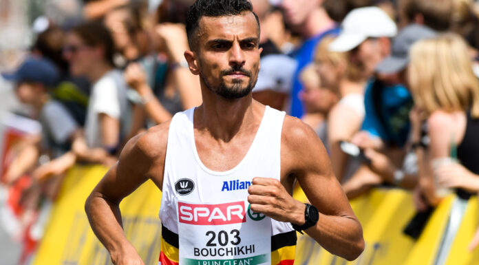 Soufiane Bouchikhi zegeviert op NN Egmond Halve Marathon