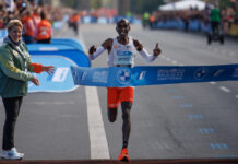 Marathonkoning Eliud Kipchoge stormt in Berlijn naar nieuw wereldrecord