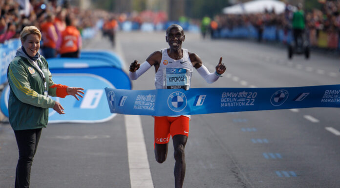 Marathonkoning Eliud Kipchoge stormt in Berlijn naar nieuw wereldrecord