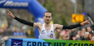Simon Debognies snelt naar BR 10 kilometer op de weg in Schoorl