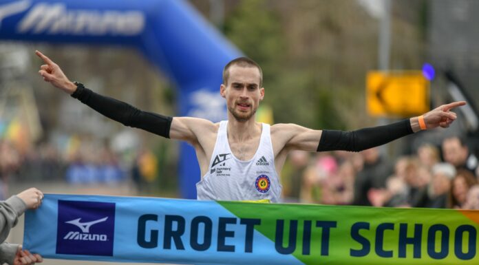 Simon Debognies snelt naar BR 10 kilometer op de weg in Schoorl