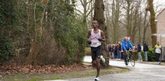 Bashir Abdi duikt onder het uur tijdens Runners’ lab Halve Marathon en loopt Mourhit uit de recordboeken
