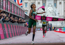 Sifan Hassan wint op spectaculaire wijze London Marathon, Kelvin Kiptum knalt naar tweede chrono ooit