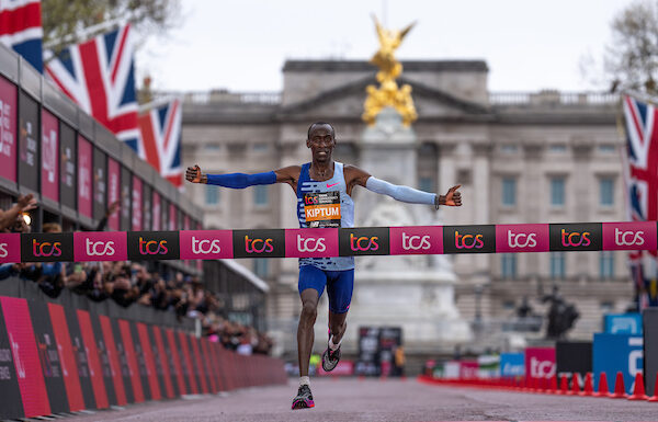 Wereldrecordhouder Kelvin Kiptum kiest in voorjaar voor Rotterdam Marathon