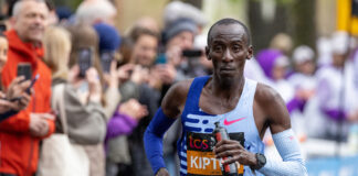 Kelvin Kiptum schrijft geschiedenis in Chicago en onttroont Eliud Kipchoge, Bashir Abdi mee op podium