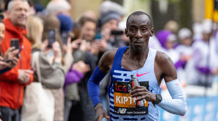 Kelvin Kiptum schrijft geschiedenis in Chicago en onttroont Eliud Kipchoge, Bashir Abdi mee op podium