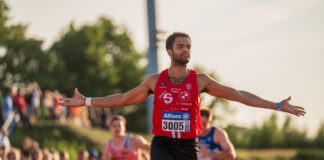 Michael Obasuyi zoeft naar Parijs, loopt 26 jaar oud Belgisch record van de tabellen en stelt het anderhalf uur later nog eens scherper