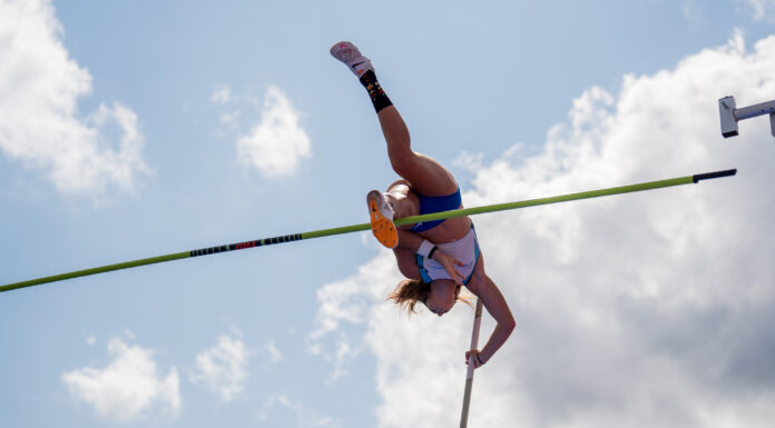 BK studenten levert in het polsstokspringen ook EKU23-limiet op voor Lola Lepère