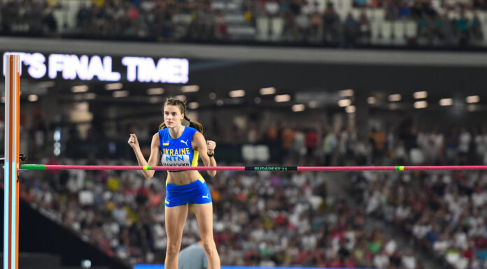 Yaroslava Mahuchikh toont stunt- en vliegwerk in Parijs met WR hoogspringen
