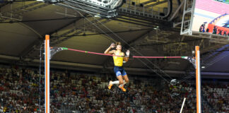 WK Boedapest – Mondo Duplantis flirt met wereldrecord, Faith Kipyegon haalt nooit eerder vertoonde dubbel