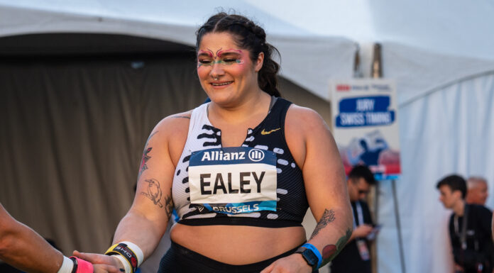 Chase Ealey wint het kogelstoten tijdens Urban Memorial