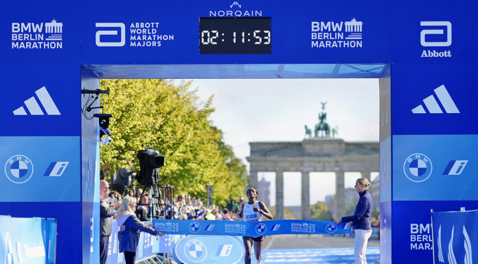 Tigist Assefa vermorzelt wereldrecord in Berlijn, Kipchoge pakt vijfde zege
