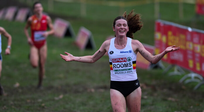 EK Veldlopen: Belgisch vrouwenteam pakt BRONS dankzij top 10-plaatsen van Lisa Rooms en Chloé Herbiet