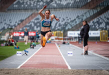 Stevige rugwind stuwt Ilona Masson naar een eerste sprong voorbij de 14 metergrens