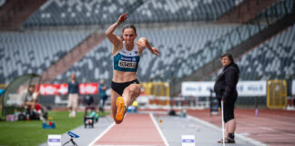 Stevige rugwind stuwt Ilona Masson naar een eerste sprong voorbij de 14 metergrens