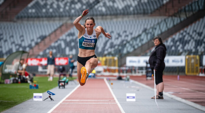 Stevige rugwind stuwt Ilona Masson naar een eerste sprong voorbij de 14 metergrens