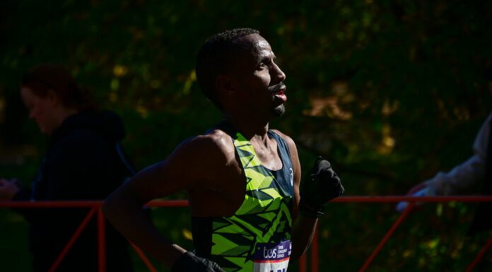 Bashir Abdi eindigt in zijn eerste marathon na zijn blessure als tiende in Chicago