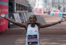 Tigst Assefa vestigt wereldrecord tijdens marathon van Londen, Sabastian Sawe heerst bij de mannen