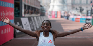 Tigst Assefa vestigt wereldrecord tijdens marathon van Londen, Sabastian Sawe heerst bij de mannen
