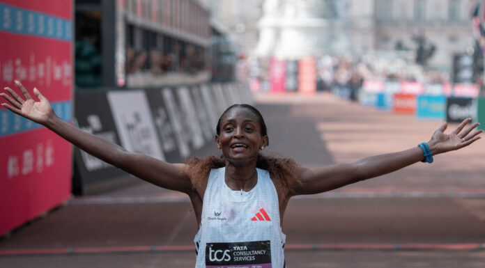 Tigst Assefa vestigt wereldrecord tijdens marathon van Londen, Sabastian Sawe heerst bij de mannen