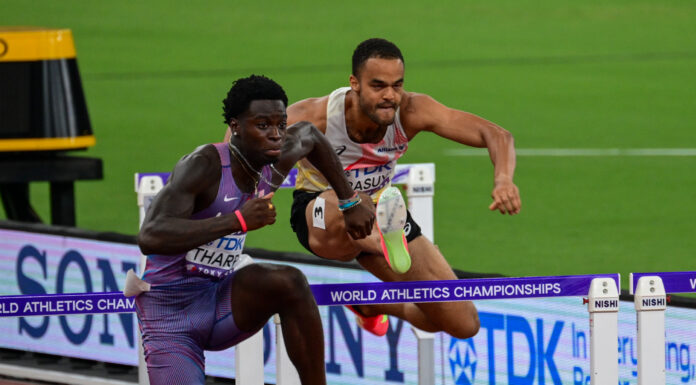 20-jarige Ja’Kobe Tharp vlamt naar wereldrecord op de 110m horden tijdens NCAA-kampioenschap