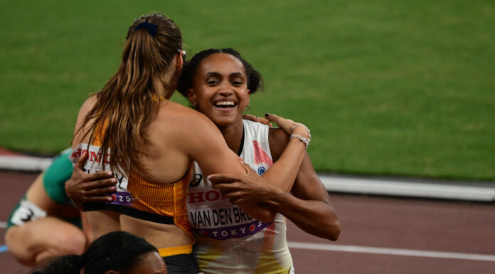 WK Tokio – Naomi Van den Broeck snelt met weergaloze laatste rechte lijn naar BR en finaleplaats