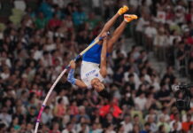 Strafste polsstokcompetitie ooit? Manolo Karalis zweeft over 6m16, maar wordt tweede achter Mondo Duplantis