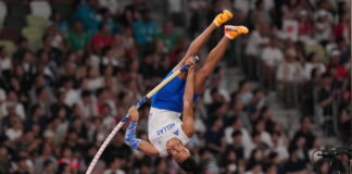 Strafste polsstokcompetitie ooit? Manolo Karalis zweeft over 6m16, maar wordt tweede achter Mondo Duplantis