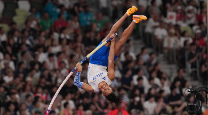 Strafste polsstokcompetitie ooit? Manolo Karalis zweeft over 6m16, maar wordt tweede achter Mondo Duplantis