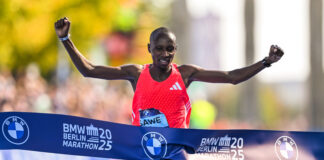 Sabastian Sawe wint eerste marathon van Berlijn met toptijd, Hanne Verbruggen moet handdoek gooien