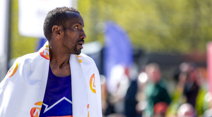 Bashir Abdi loopt derde marathonchrono uit zijn carrière, maar kramp in kuit kost hem de zege in Rotterdam