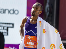 Bashir Abdi loopt derde marathonchrono uit zijn carrière, maar kramp in kuit kost hem de zege in Rotterdam