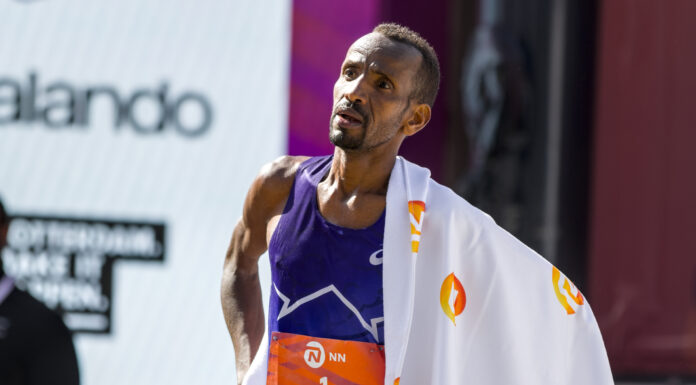 Bashir Abdi loopt derde marathonchrono uit zijn carrière, maar kramp in kuit kost hem de zege in Rotterdam