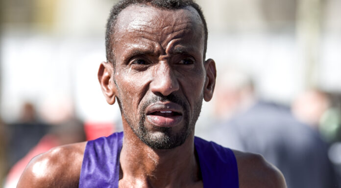 Bashir Abdi moet verstek geven voor marathon van Chicago door scheurtje in de kuit